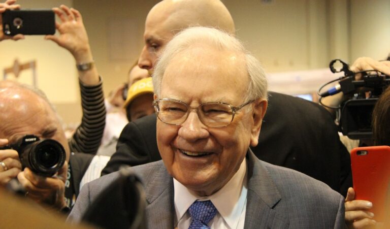 buffett pic smiling