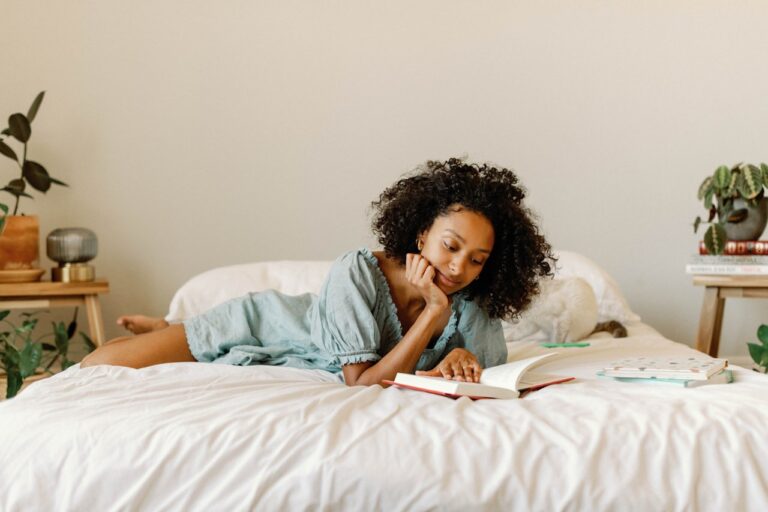 Sanetra Nere Longno reading in bed
